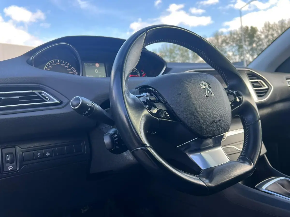 1.2 PureTech Blue Lease Executive Cruise Pano