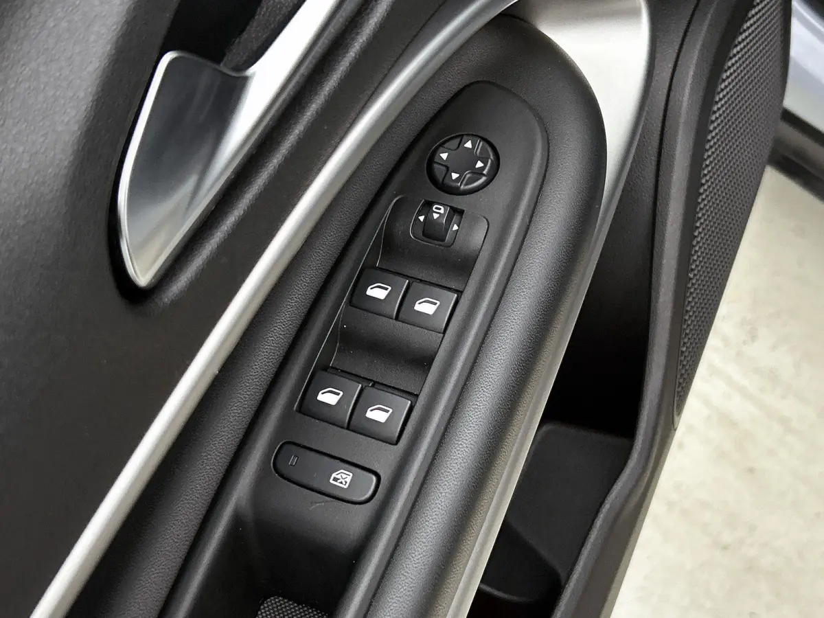 1.2 110pk e-Hybrid Altitude Automaat | 1ste Eigenaar | Elektrische Klep | Navigatie | Apple Carplay/Android Auto | Climate Control | Adaptieve Cruise Control | Parkeersensoren Achter | Leder