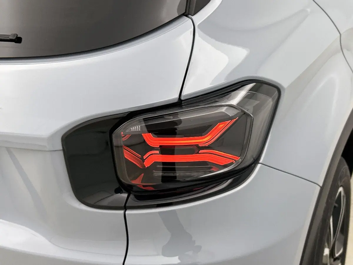 1.2 110pk e-Hybrid Altitude Automaat | 1ste Eigenaar | Elektrische Klep | Navigatie | Apple Carplay/Android Auto | Climate Control | Adaptieve Cruise Control | Parkeersensoren Achter | Leder