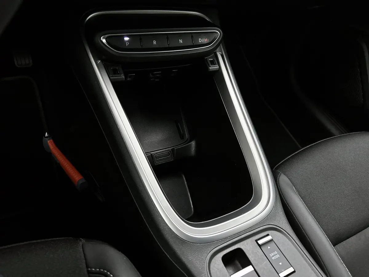 1.2 110pk e-Hybrid Altitude Automaat | 1ste Eigenaar | Elektrische Klep | Navigatie | Apple Carplay/Android Auto | Climate Control | Adaptieve Cruise Control | Parkeersensoren Achter | Leder