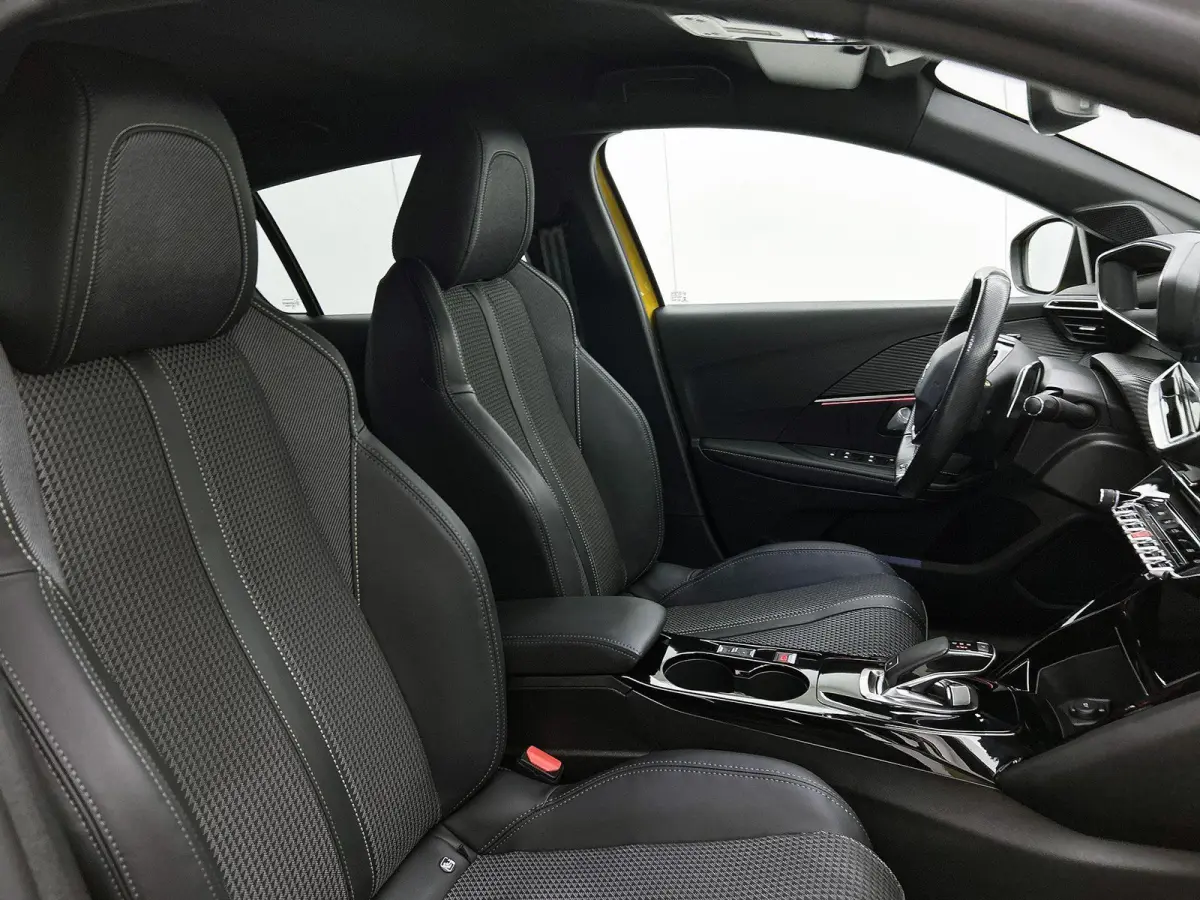1.2 100pk GT Automaat | 1ste Eigenaar | Navigatie | Climate Control | Cruise Control | Camera | 17"LMV | Dodehoekdetectie | LED |