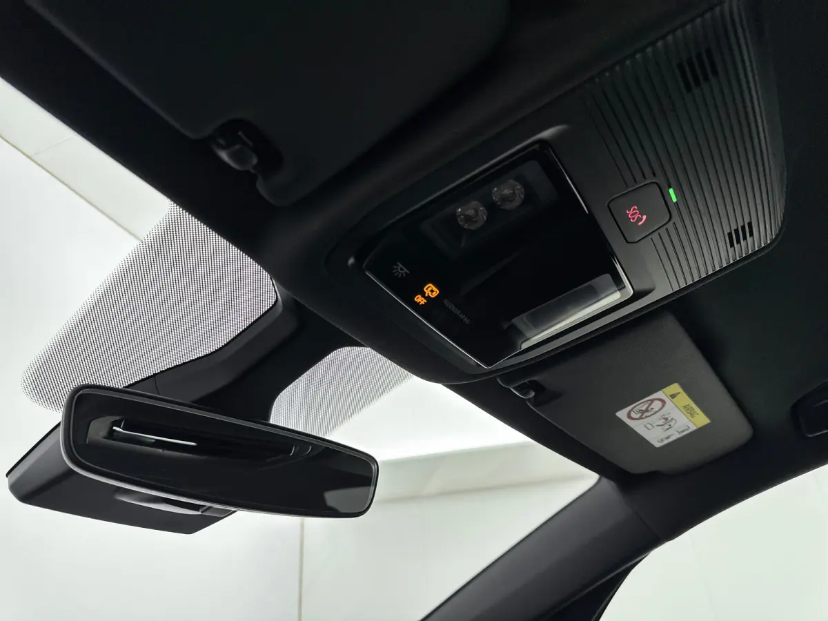 First 58 kWh | 18" | Adaptieve Cruise | Stoel/Stuurverwarming | Parkeerverwarming | PDC V+A | Climate Control