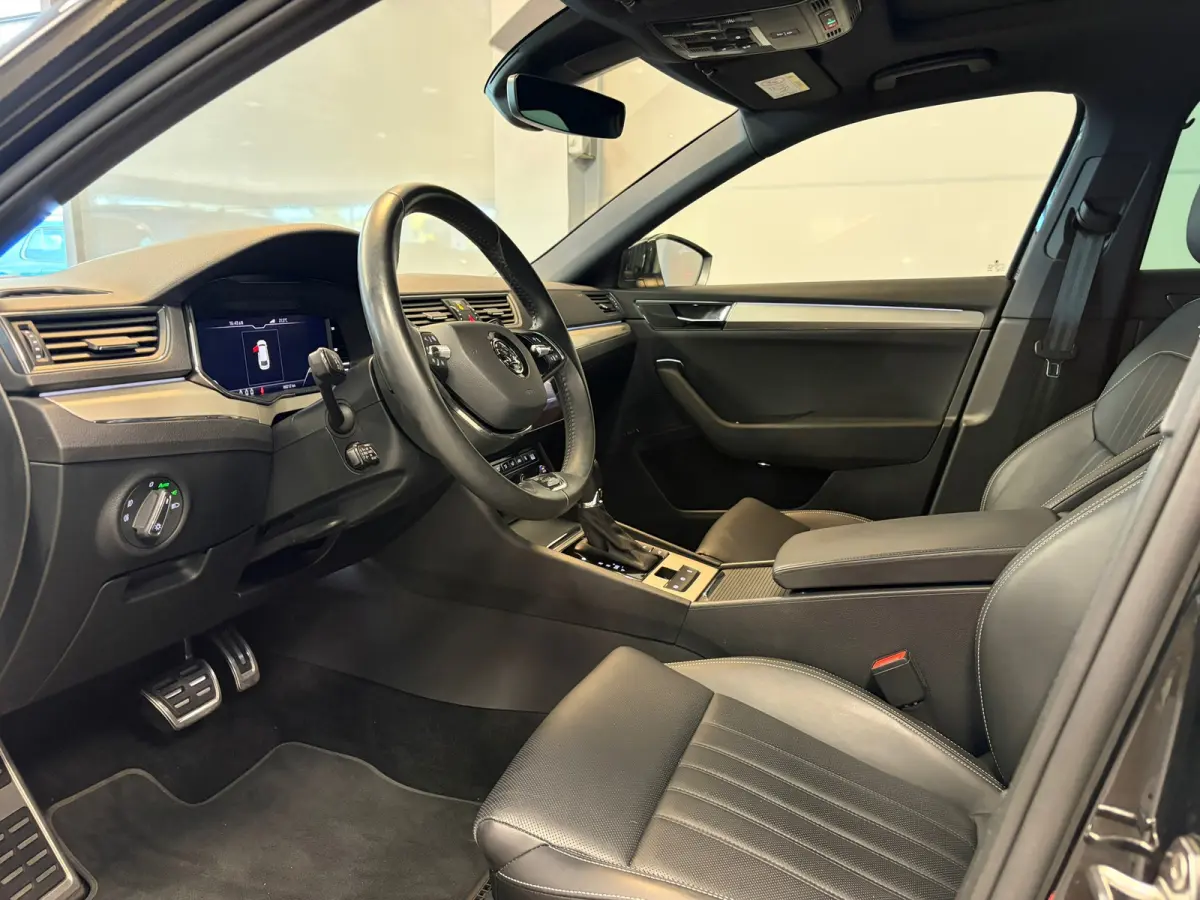 Laurin & Klement 1.4 TSI iV PHEV | Panoramadak | Trekhaak | Leder | Canton |