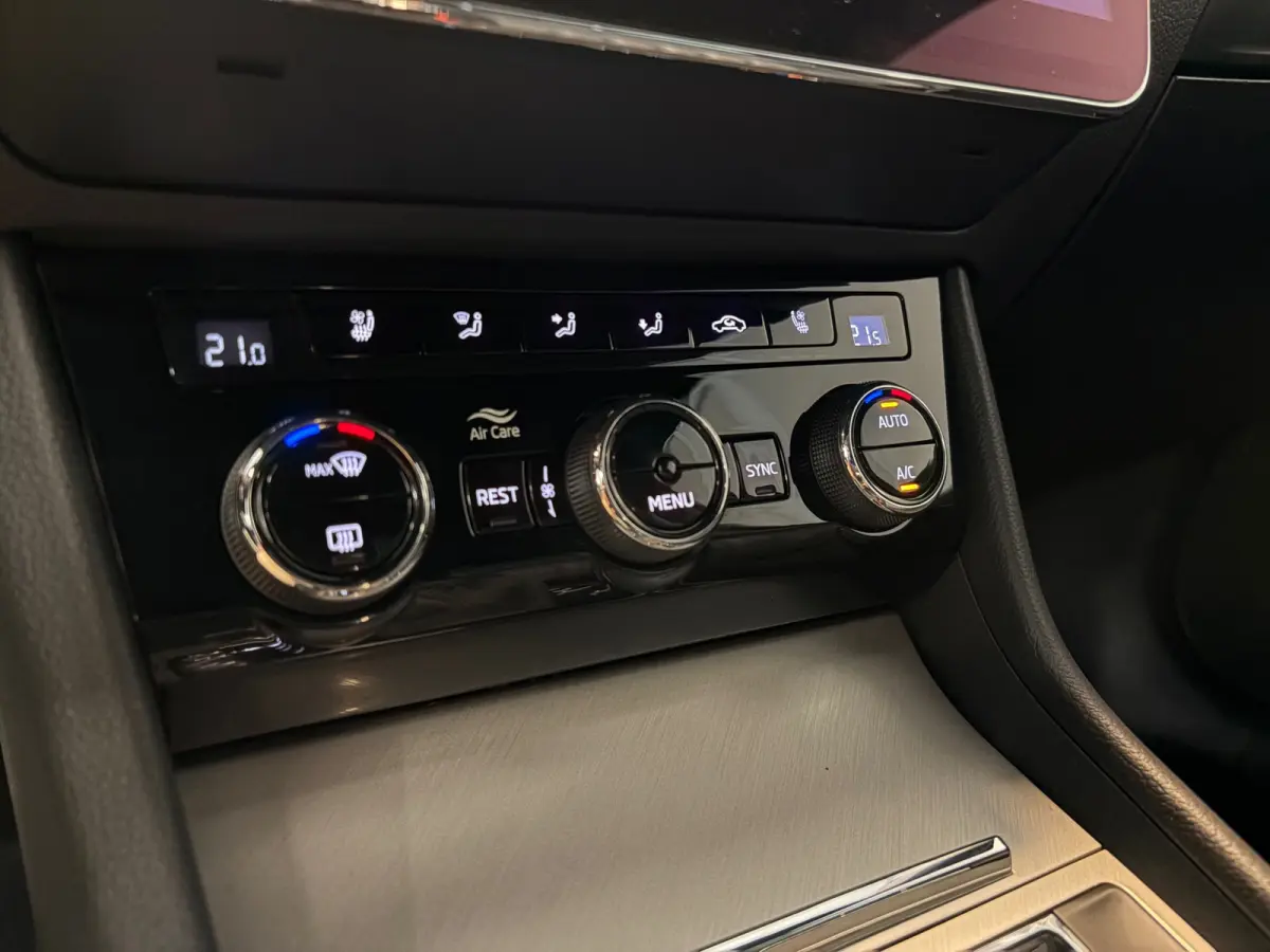Laurin & Klement 1.4 TSI iV PHEV | Panoramadak | Trekhaak | Leder | Canton |