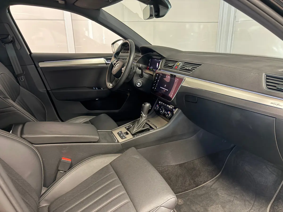 Laurin & Klement 1.4 TSI iV PHEV | Panoramadak | Trekhaak | Leder | Canton |