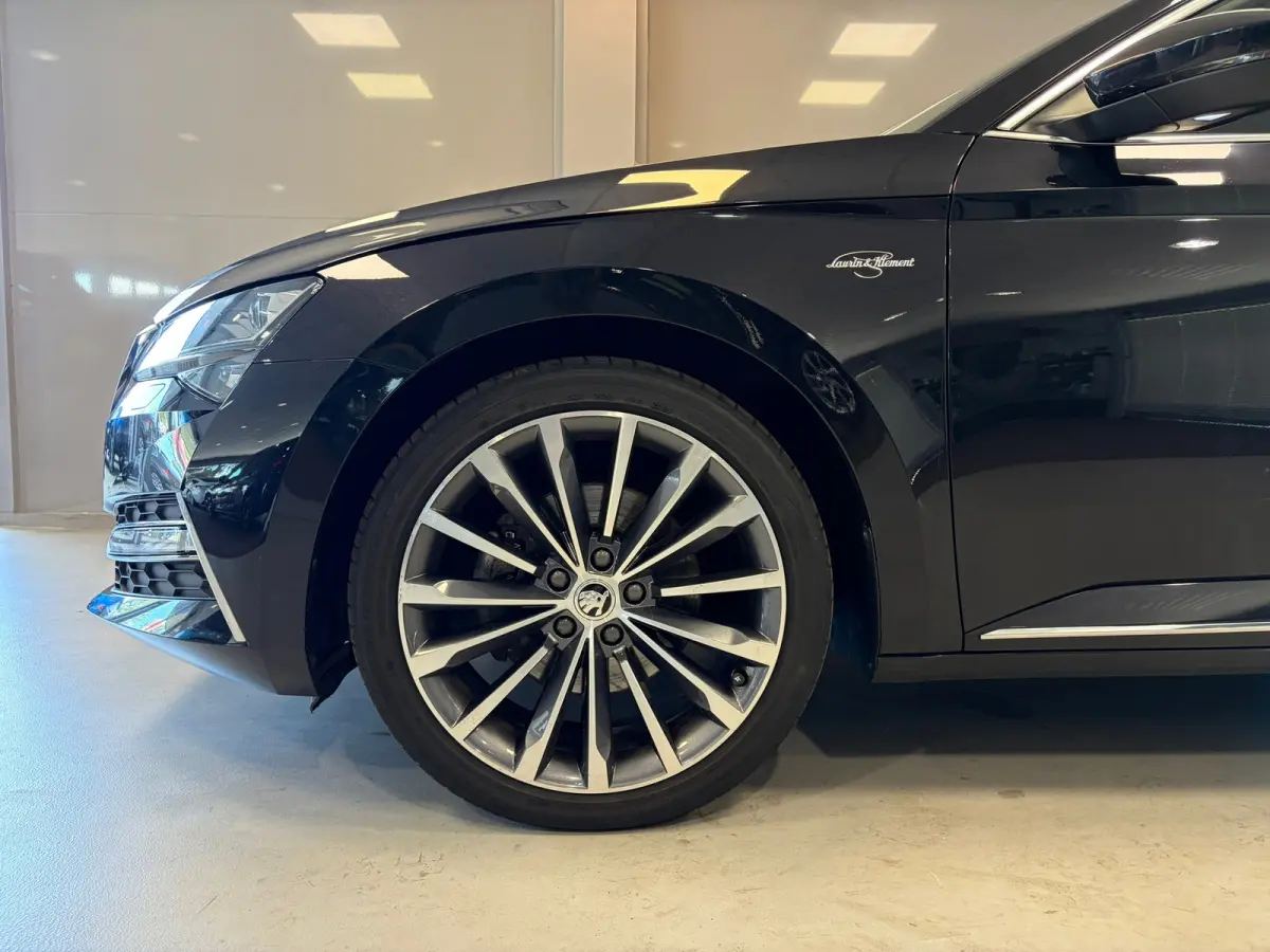 Laurin & Klement 1.4 TSI iV PHEV | Panoramadak | Trekhaak | Leder | Canton |