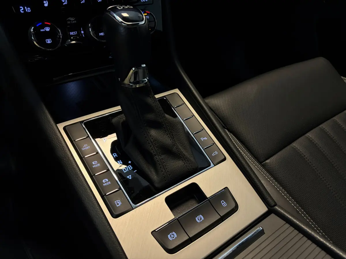 Laurin & Klement 1.4 TSI iV PHEV | Panoramadak | Trekhaak | Leder | Canton |