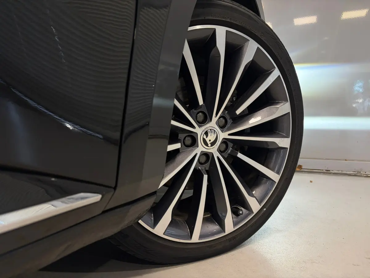Laurin & Klement 1.4 TSI iV PHEV | Panoramadak | Trekhaak | Leder | Canton |