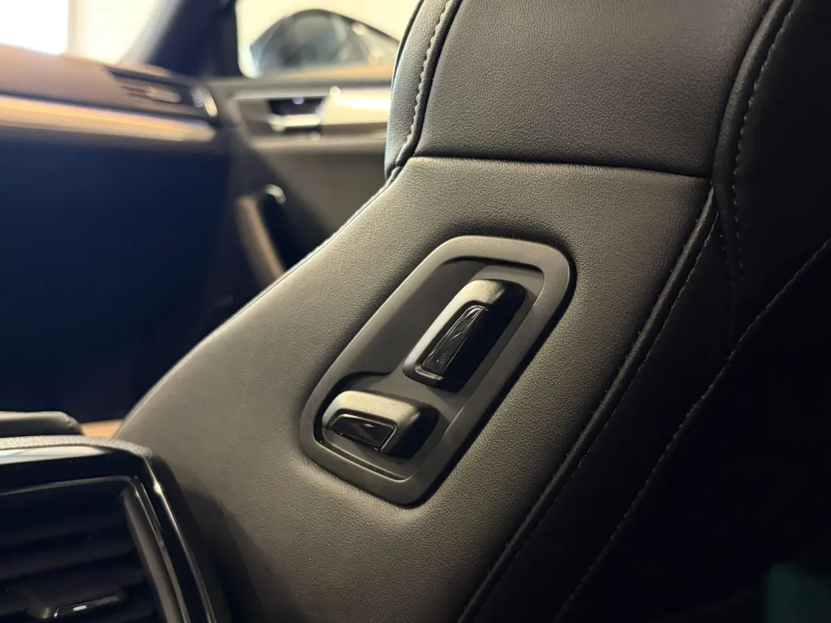 Laurin & Klement 1.4 TSI iV PHEV | Panoramadak | Trekhaak | Leder | Canton |