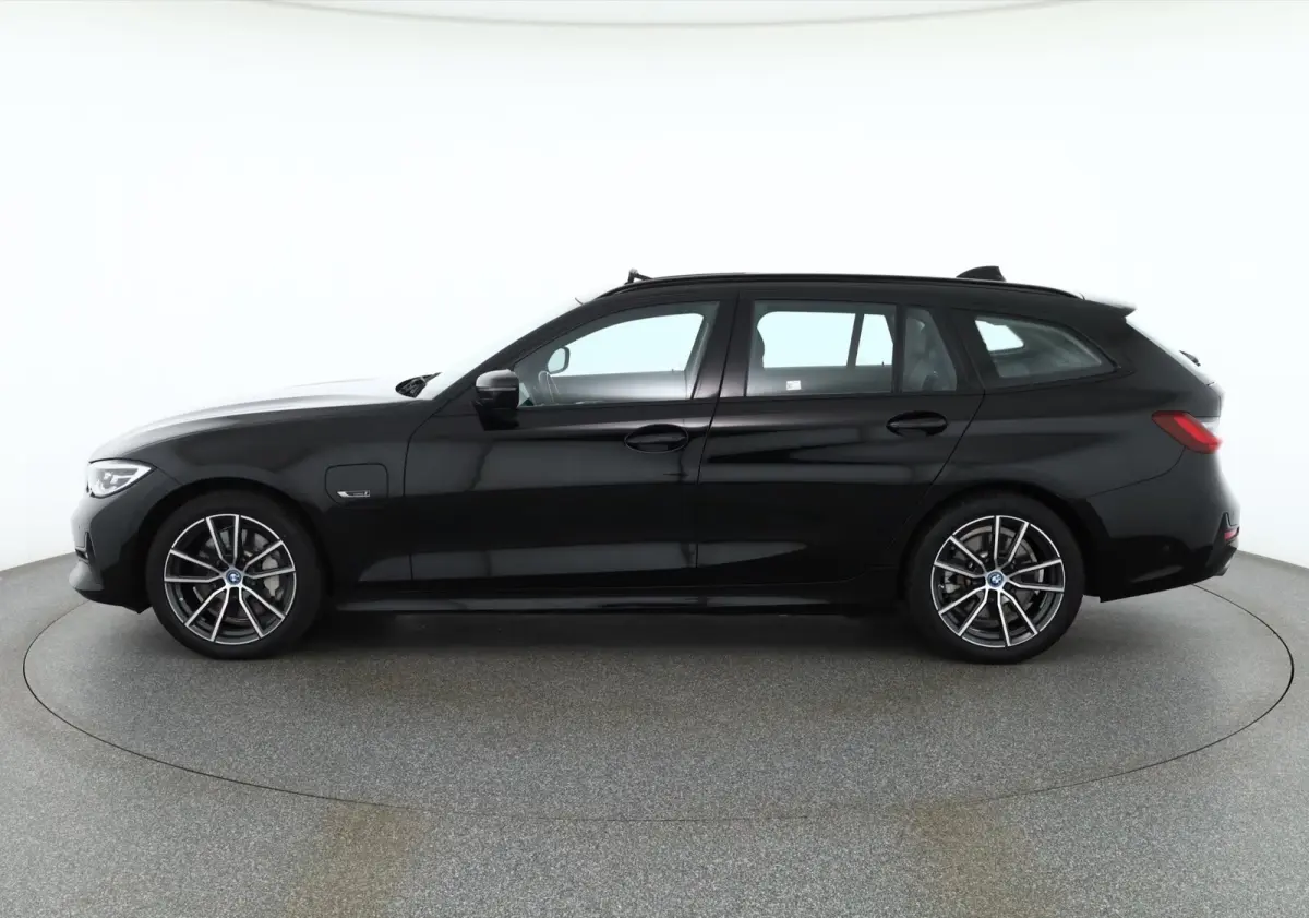 330e SPORTLINE ** LED, LEDER, PANO, TREKH, APPLE, ALARM, AMBIENTE, 18-inch LMV ** 1e EIG - Vol. BMW Onderh. ** ** INFORMEER OOK NAAR ONZE AANTREKKELIJKE FINANCIAL-LEASE TARIEVEN **
