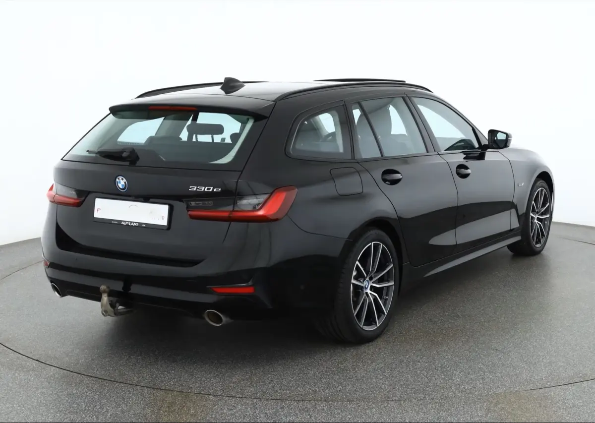 330e SPORTLINE ** LED, LEDER, PANO, TREKH, APPLE, ALARM, AMBIENTE, 18-inch LMV ** 1e EIG - Vol. BMW Onderh. ** ** INFORMEER OOK NAAR ONZE AANTREKKELIJKE FINANCIAL-LEASE TARIEVEN **