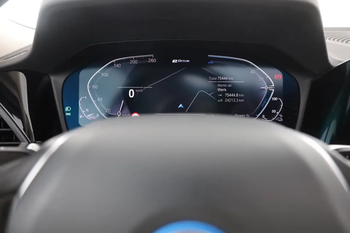 330e SPORTLINE ** LED, LEDER, PANO, TREKH, APPLE, ALARM, AMBIENTE, 18-inch LMV ** 1e EIG - Vol. BMW Onderh. ** ** INFORMEER OOK NAAR ONZE AANTREKKELIJKE FINANCIAL-LEASE TARIEVEN **