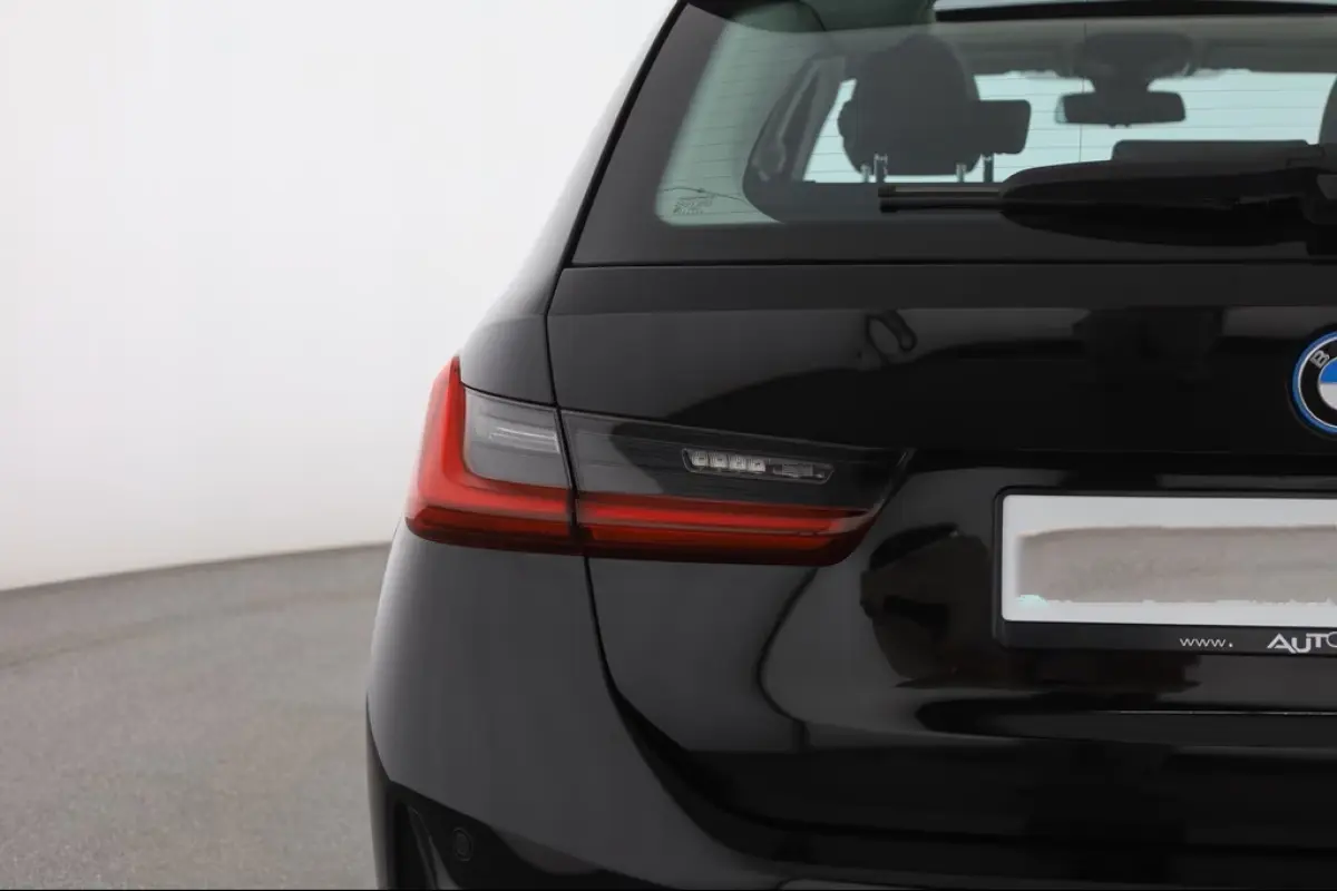 330e SPORTLINE ** LED, LEDER, PANO, TREKH, APPLE, ALARM, AMBIENTE, 18-inch LMV ** 1e EIG - Vol. BMW Onderh. ** ** INFORMEER OOK NAAR ONZE AANTREKKELIJKE FINANCIAL-LEASE TARIEVEN **