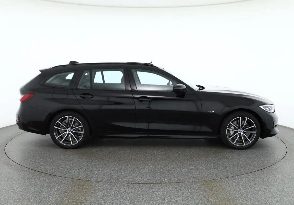 330e SPORTLINE ** LED, LEDER, PANO, TREKH, APPLE, ALARM, AMBIENTE, 18-inch LMV ** 1e EIG - Vol. BMW Onderh. ** ** INFORMEER OOK NAAR ONZE AANTREKKELIJKE FINANCIAL-LEASE TARIEVEN **