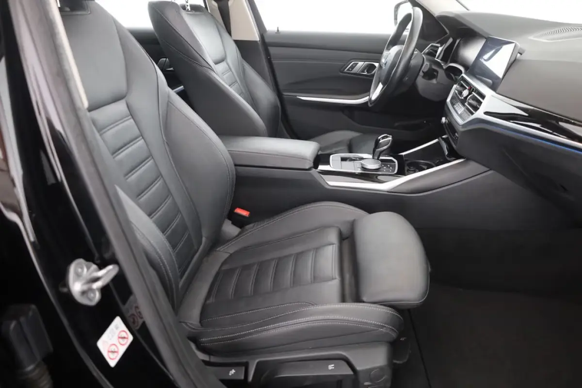 330e SPORTLINE ** LED, LEDER, PANO, TREKH, APPLE, ALARM, AMBIENTE, 18-inch LMV ** 1e EIG - Vol. BMW Onderh. ** ** INFORMEER OOK NAAR ONZE AANTREKKELIJKE FINANCIAL-LEASE TARIEVEN **