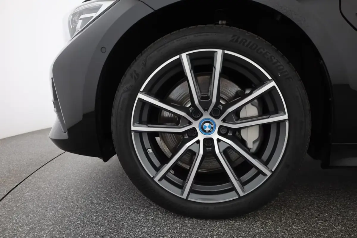 330e SPORTLINE ** LED, LEDER, PANO, TREKH, APPLE, ALARM, AMBIENTE, 18-inch LMV ** 1e EIG - Vol. BMW Onderh. ** ** INFORMEER OOK NAAR ONZE AANTREKKELIJKE FINANCIAL-LEASE TARIEVEN **