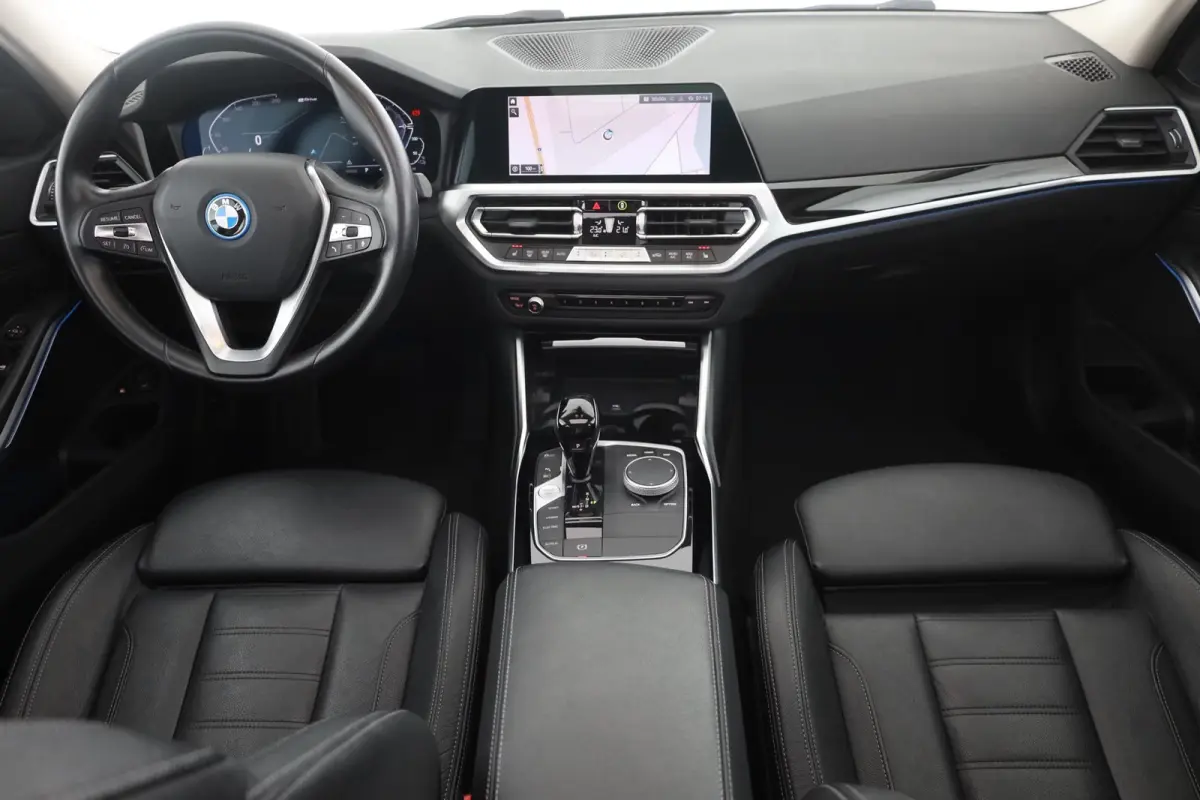 330e SPORTLINE ** LED, LEDER, PANO, TREKH, APPLE, ALARM, AMBIENTE, 18-inch LMV ** 1e EIG - Vol. BMW Onderh. ** ** INFORMEER OOK NAAR ONZE AANTREKKELIJKE FINANCIAL-LEASE TARIEVEN **
