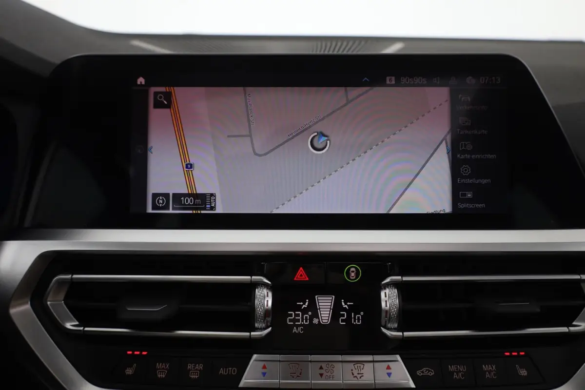 330e SPORTLINE ** LED, LEDER, PANO, TREKH, APPLE, ALARM, AMBIENTE, 18-inch LMV ** 1e EIG - Vol. BMW Onderh. ** ** INFORMEER OOK NAAR ONZE AANTREKKELIJKE FINANCIAL-LEASE TARIEVEN **