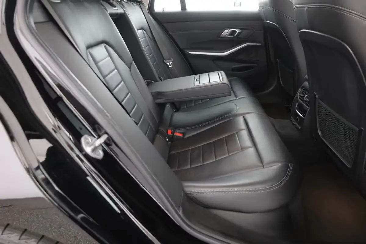 330e SPORTLINE ** LED, LEDER, PANO, TREKH, APPLE, ALARM, AMBIENTE, 18-inch LMV ** 1e EIG - Vol. BMW Onderh. ** ** INFORMEER OOK NAAR ONZE AANTREKKELIJKE FINANCIAL-LEASE TARIEVEN **