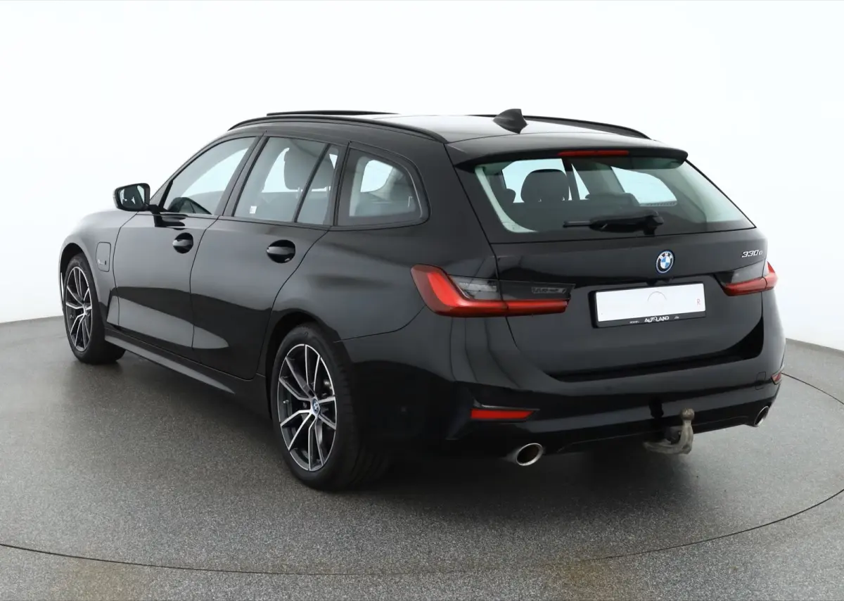 330e SPORTLINE ** LED, LEDER, PANO, TREKH, APPLE, ALARM, AMBIENTE, 18-inch LMV ** 1e EIG - Vol. BMW Onderh. ** ** INFORMEER OOK NAAR ONZE AANTREKKELIJKE FINANCIAL-LEASE TARIEVEN **
