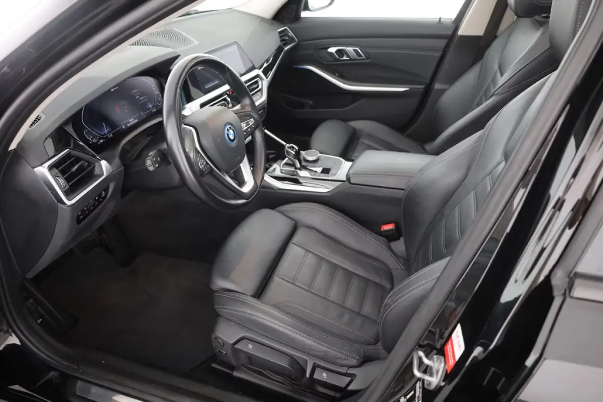 330e SPORTLINE ** LED, LEDER, PANO, TREKH, APPLE, ALARM, AMBIENTE, 18-inch LMV ** 1e EIG - Vol. BMW Onderh. ** ** INFORMEER OOK NAAR ONZE AANTREKKELIJKE FINANCIAL-LEASE TARIEVEN **