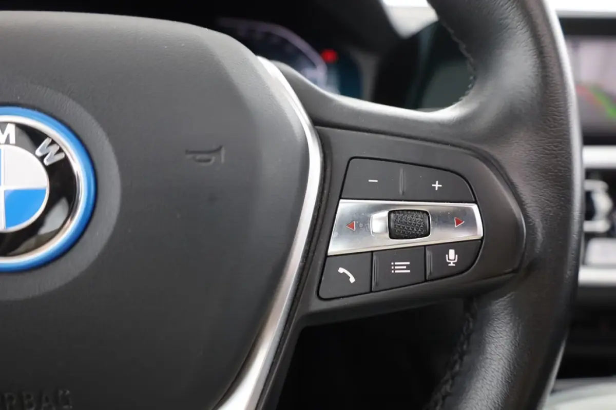 330e SPORTLINE ** LED, LEDER, PANO, TREKH, APPLE, ALARM, AMBIENTE, 18-inch LMV ** 1e EIG - Vol. BMW Onderh. ** ** INFORMEER OOK NAAR ONZE AANTREKKELIJKE FINANCIAL-LEASE TARIEVEN **