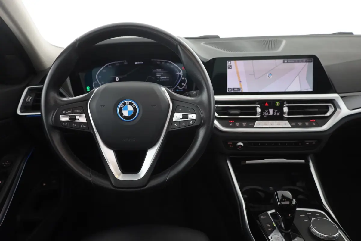 330e SPORTLINE ** LED, LEDER, PANO, TREKH, APPLE, ALARM, AMBIENTE, 18-inch LMV ** 1e EIG - Vol. BMW Onderh. ** ** INFORMEER OOK NAAR ONZE AANTREKKELIJKE FINANCIAL-LEASE TARIEVEN **