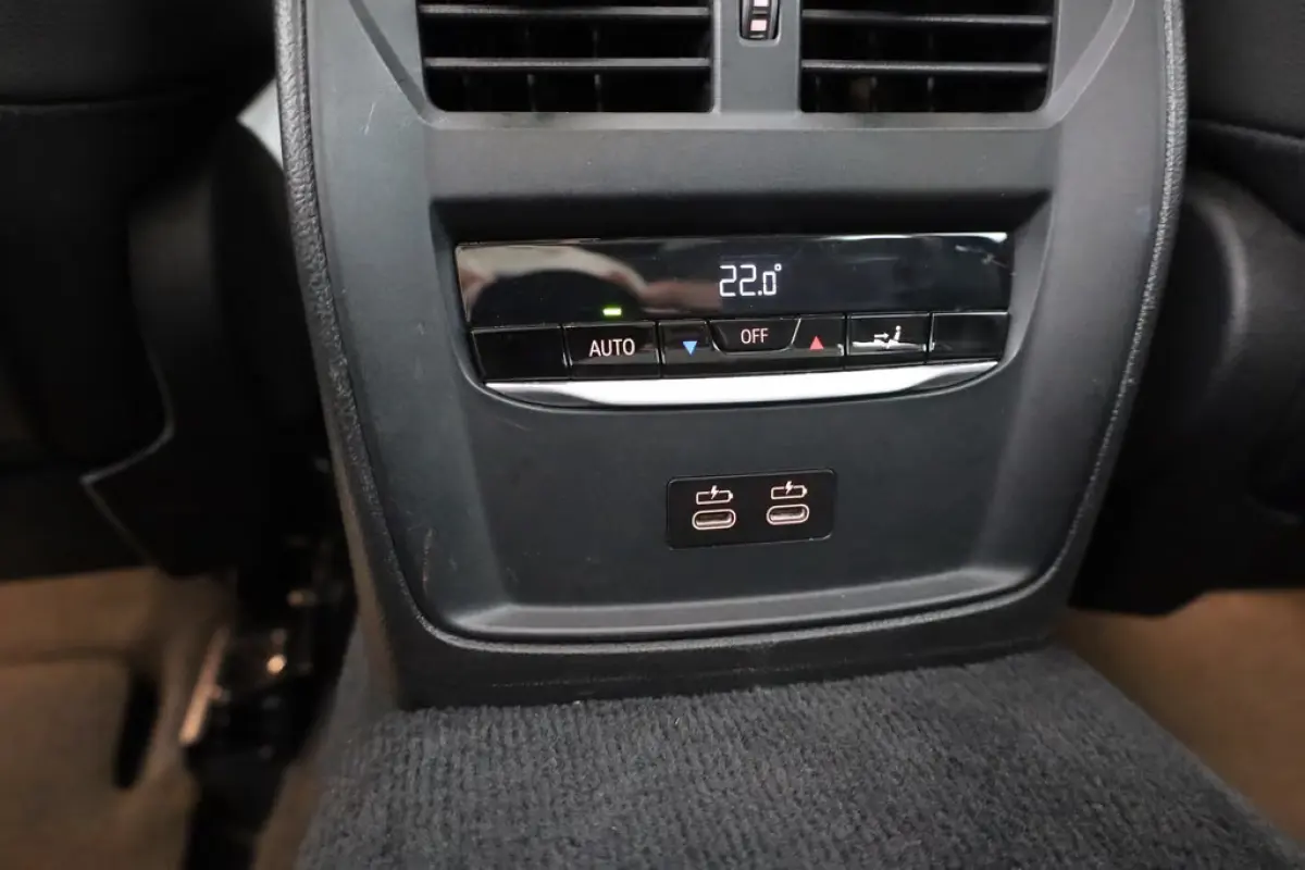 330e SPORTLINE ** LED, LEDER, PANO, TREKH, APPLE, ALARM, AMBIENTE, 18-inch LMV ** 1e EIG - Vol. BMW Onderh. ** ** INFORMEER OOK NAAR ONZE AANTREKKELIJKE FINANCIAL-LEASE TARIEVEN **