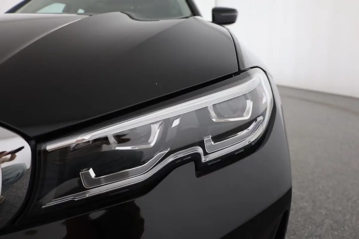 330e SPORTLINE ** LED, LEDER, PANO, TREKH, APPLE, ALARM, AMBIENTE, 18-inch LMV ** 1e EIG - Vol. BMW Onderh. ** ** INFORMEER OOK NAAR ONZE AANTREKKELIJKE FINANCIAL-LEASE TARIEVEN **