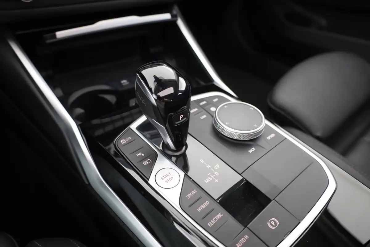330e SPORTLINE ** LED, LEDER, PANO, TREKH, APPLE, ALARM, AMBIENTE, 18-inch LMV ** 1e EIG - Vol. BMW Onderh. ** ** INFORMEER OOK NAAR ONZE AANTREKKELIJKE FINANCIAL-LEASE TARIEVEN **