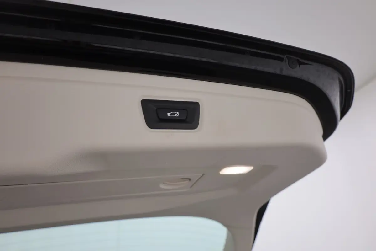 330e SPORTLINE ** LED, LEDER, PANO, TREKH, APPLE, ALARM, AMBIENTE, 18-inch LMV ** 1e EIG - Vol. BMW Onderh. ** ** INFORMEER OOK NAAR ONZE AANTREKKELIJKE FINANCIAL-LEASE TARIEVEN **