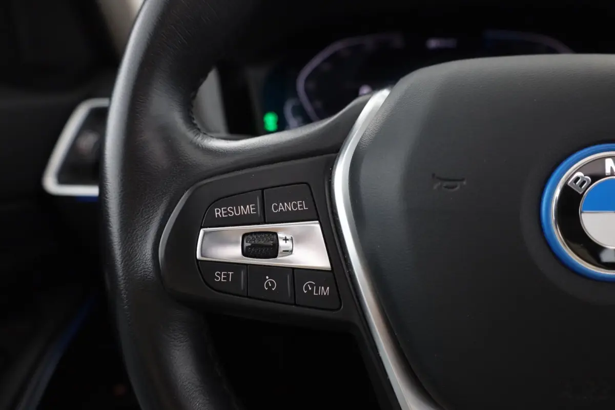 330e SPORTLINE ** LED, LEDER, PANO, TREKH, APPLE, ALARM, AMBIENTE, 18-inch LMV ** 1e EIG - Vol. BMW Onderh. ** ** INFORMEER OOK NAAR ONZE AANTREKKELIJKE FINANCIAL-LEASE TARIEVEN **