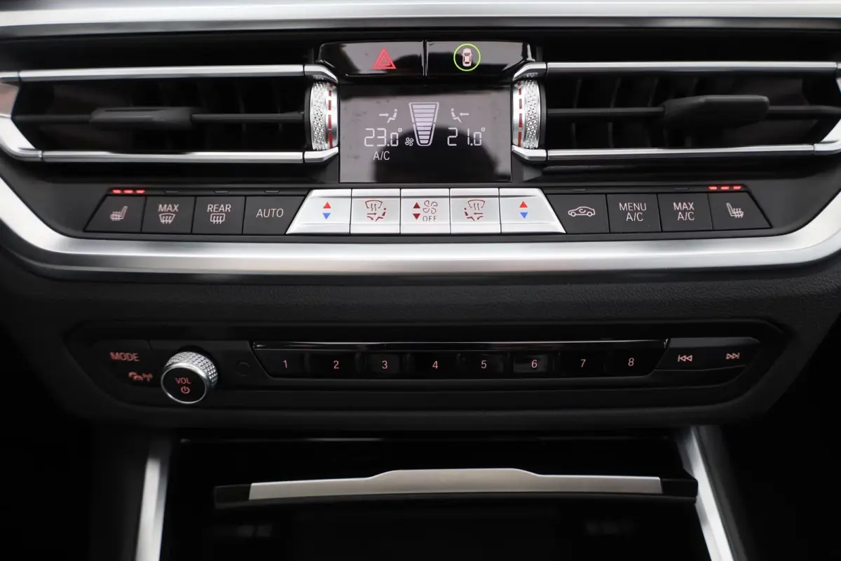 330e SPORTLINE ** LED, LEDER, PANO, TREKH, APPLE, ALARM, AMBIENTE, 18-inch LMV ** 1e EIG - Vol. BMW Onderh. ** ** INFORMEER OOK NAAR ONZE AANTREKKELIJKE FINANCIAL-LEASE TARIEVEN **