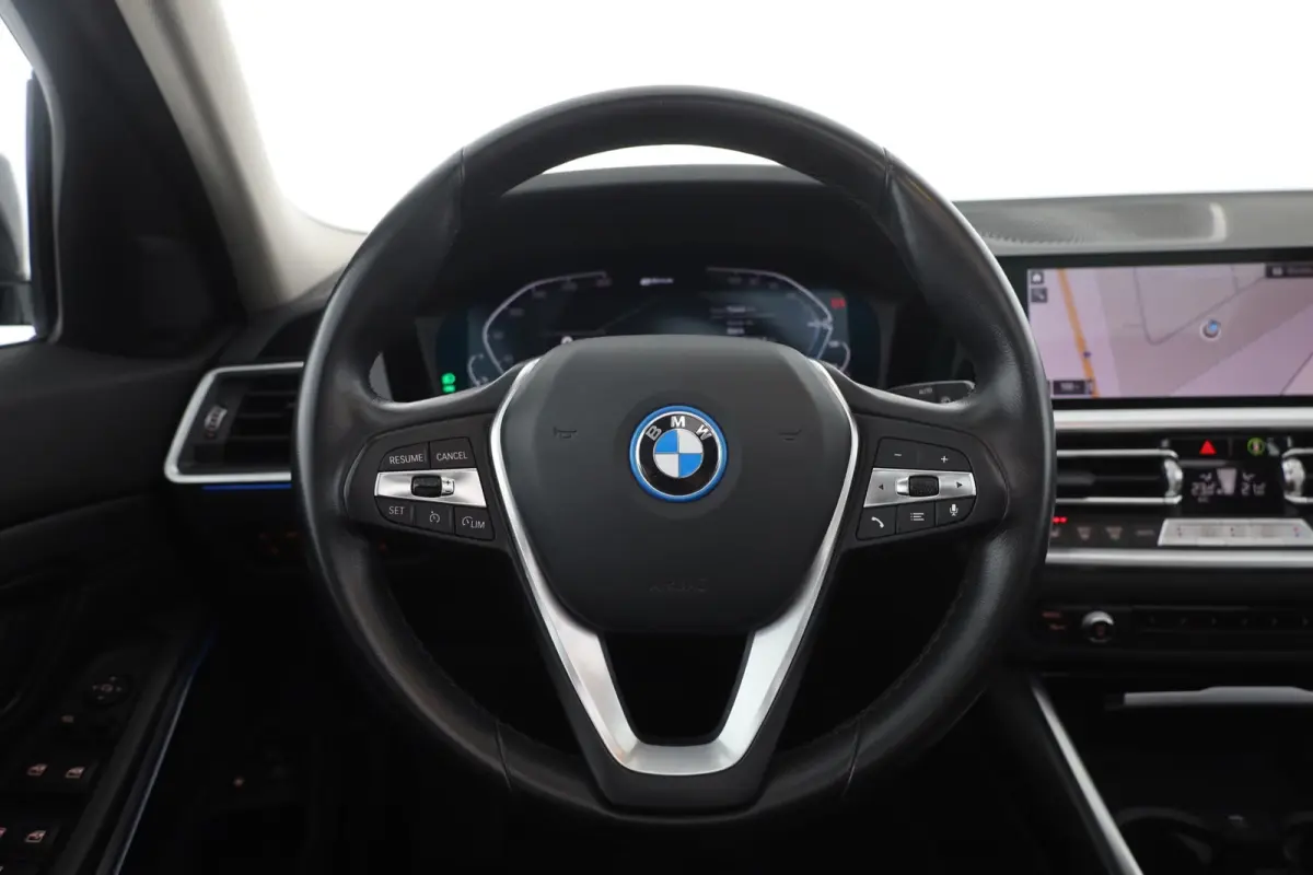 330e SPORTLINE ** LED, LEDER, PANO, TREKH, APPLE, ALARM, AMBIENTE, 18-inch LMV ** 1e EIG - Vol. BMW Onderh. ** ** INFORMEER OOK NAAR ONZE AANTREKKELIJKE FINANCIAL-LEASE TARIEVEN **