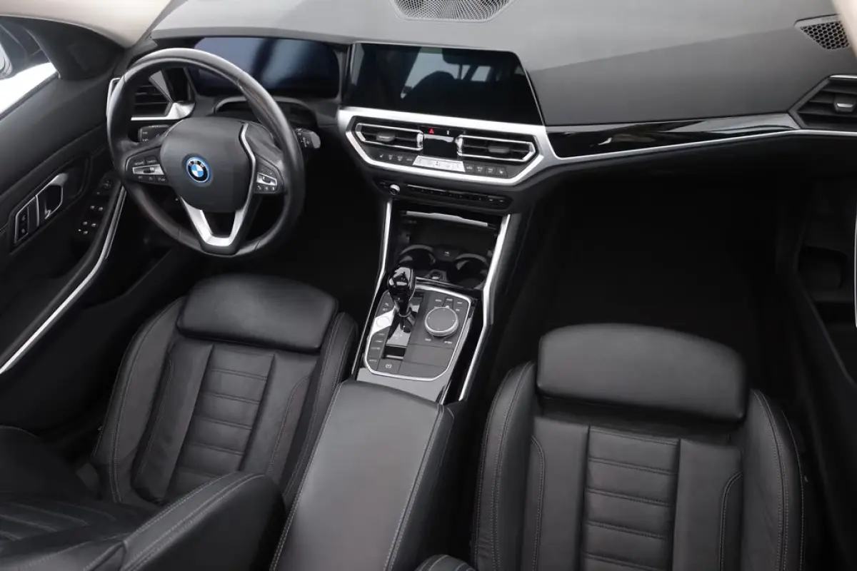 330e SPORTLINE ** LED, LEDER, PANO, TREKH, APPLE, ALARM, AMBIENTE, 18-inch LMV ** 1e EIG - Vol. BMW Onderh. ** ** INFORMEER OOK NAAR ONZE AANTREKKELIJKE FINANCIAL-LEASE TARIEVEN **