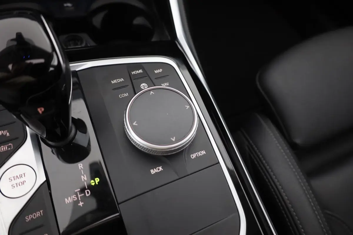 330e SPORTLINE ** LED, LEDER, PANO, TREKH, APPLE, ALARM, AMBIENTE, 18-inch LMV ** 1e EIG - Vol. BMW Onderh. ** ** INFORMEER OOK NAAR ONZE AANTREKKELIJKE FINANCIAL-LEASE TARIEVEN **