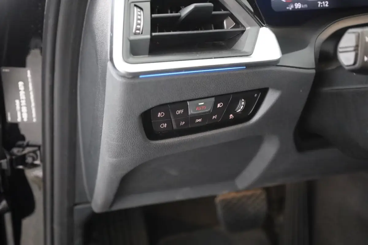 330e xDrive M-SPORT ** LED, LEDER, PANO, TREKH HuD, ALARM, 19-inch LMV ** 1e EIG - Vol. BMW Onderh. ** ** INFORMEER OOK NAAR ONZE AANTREKKELIJKE FINANCIAL-LEASE TARIEVEN **