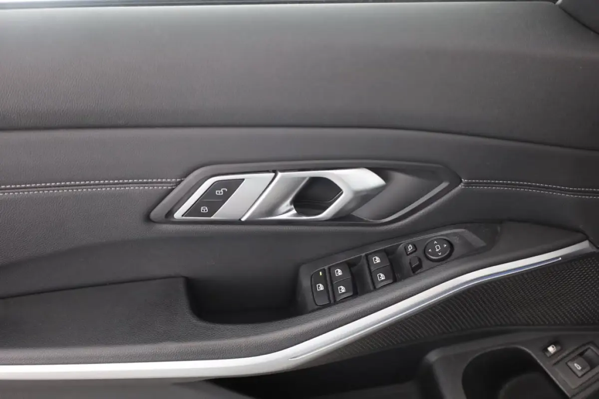330e xDrive M-SPORT ** LED, LEDER, PANO, TREKH HuD, ALARM, 19-inch LMV ** 1e EIG - Vol. BMW Onderh. ** ** INFORMEER OOK NAAR ONZE AANTREKKELIJKE FINANCIAL-LEASE TARIEVEN **