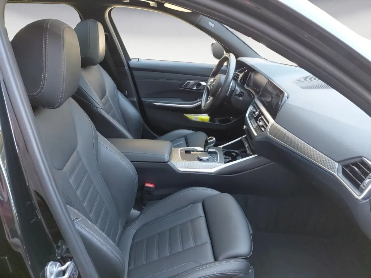 330e xDrive M-SPORT ** LED, LEDER, PANO, TREKH HuD, ALARM, 19-inch LMV ** 1e EIG - Vol. BMW Onderh. ** ** INFORMEER OOK NAAR ONZE AANTREKKELIJKE FINANCIAL-LEASE TARIEVEN **