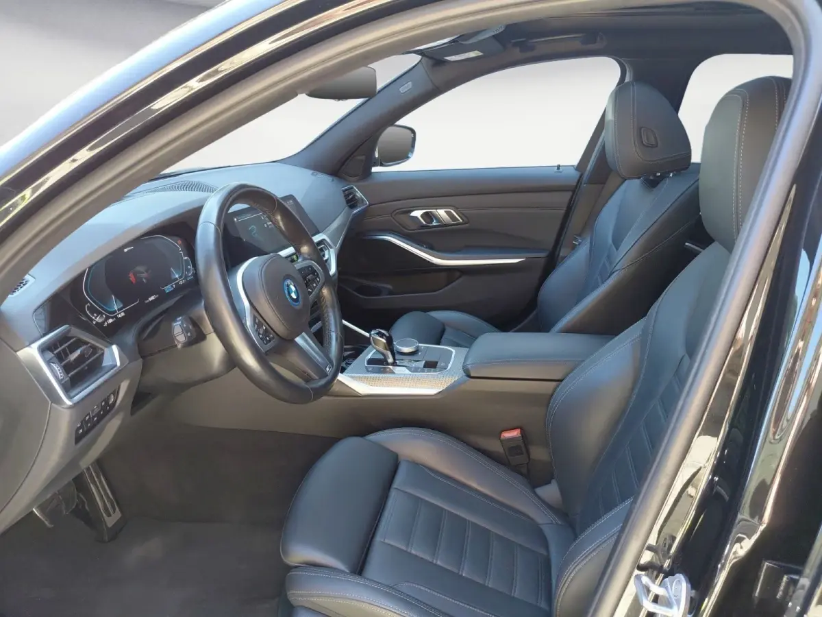 330e xDrive M-SPORT ** LED, LEDER, PANO, TREKH HuD, ALARM, 19-inch LMV ** 1e EIG - Vol. BMW Onderh. ** ** INFORMEER OOK NAAR ONZE AANTREKKELIJKE FINANCIAL-LEASE TARIEVEN **