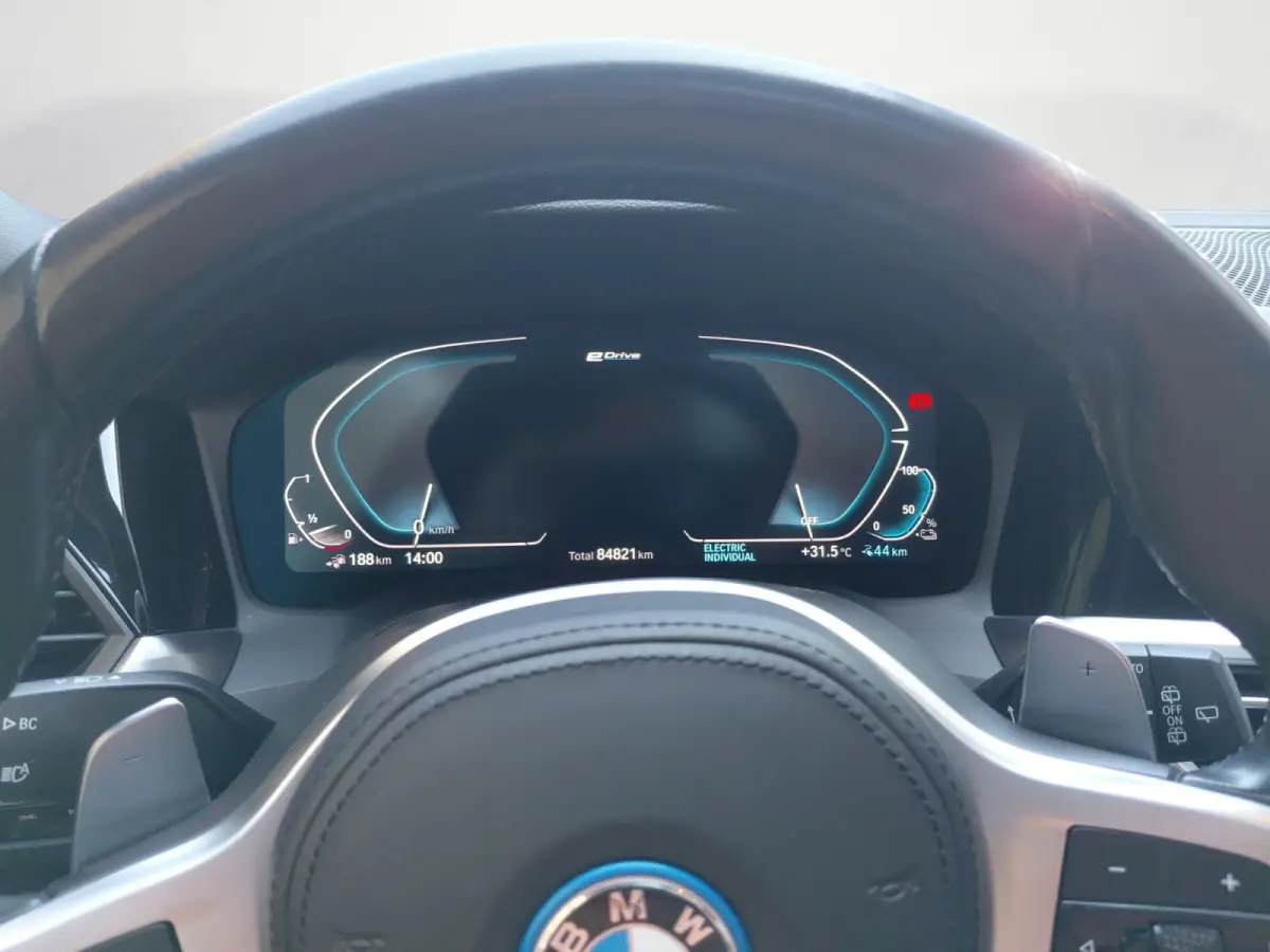 330e xDrive M-SPORT ** LED, LEDER, PANO, TREKH HuD, ALARM, 19-inch LMV ** 1e EIG - Vol. BMW Onderh. ** ** INFORMEER OOK NAAR ONZE AANTREKKELIJKE FINANCIAL-LEASE TARIEVEN **