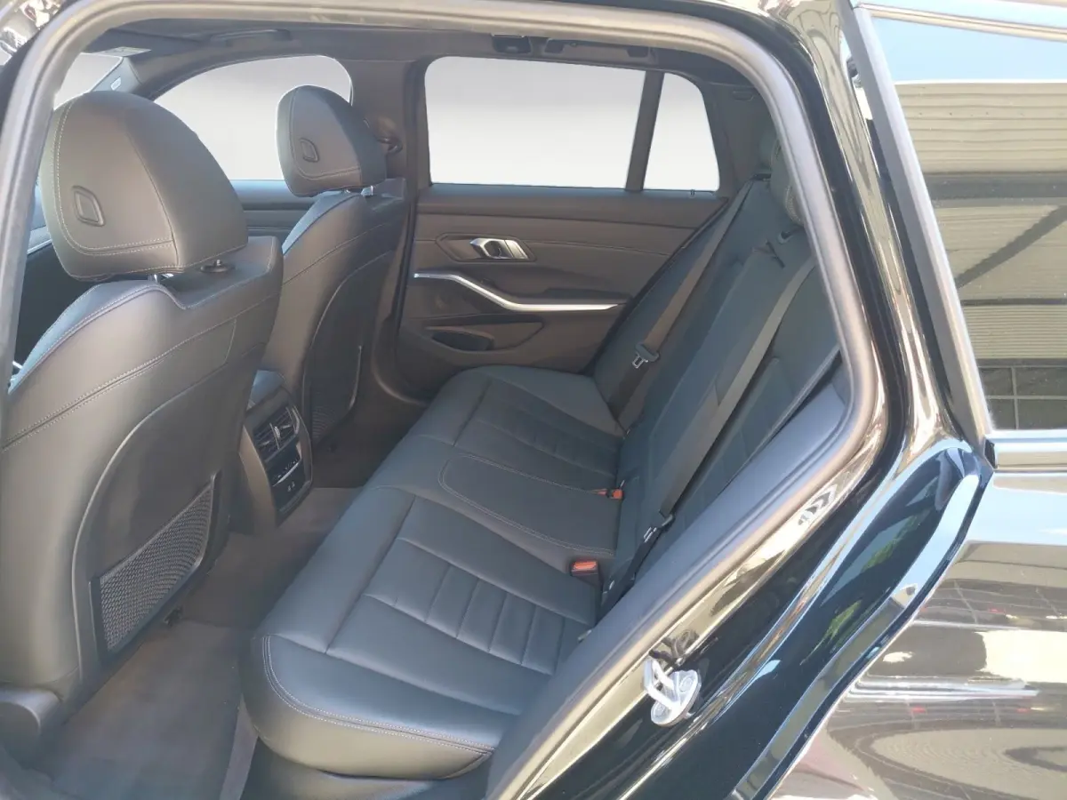 330e xDrive M-SPORT ** LED, LEDER, PANO, TREKH HuD, ALARM, 19-inch LMV ** 1e EIG - Vol. BMW Onderh. ** ** INFORMEER OOK NAAR ONZE AANTREKKELIJKE FINANCIAL-LEASE TARIEVEN **
