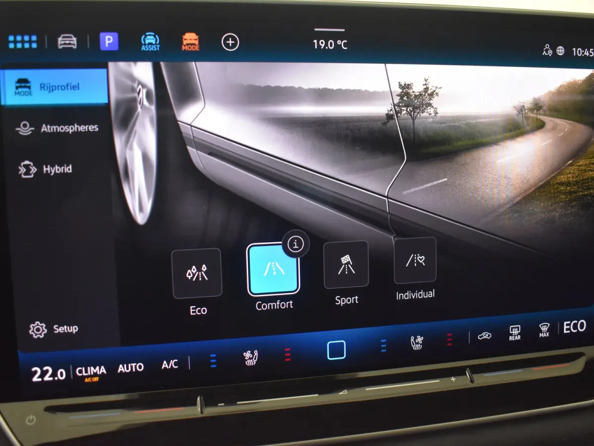 R-Line Edition - eHybrid | 'App-Connect' draadloze smartphone integratie | Automatische afstandsregeling (Adaptive Cruise Control) | Diefstalalarm