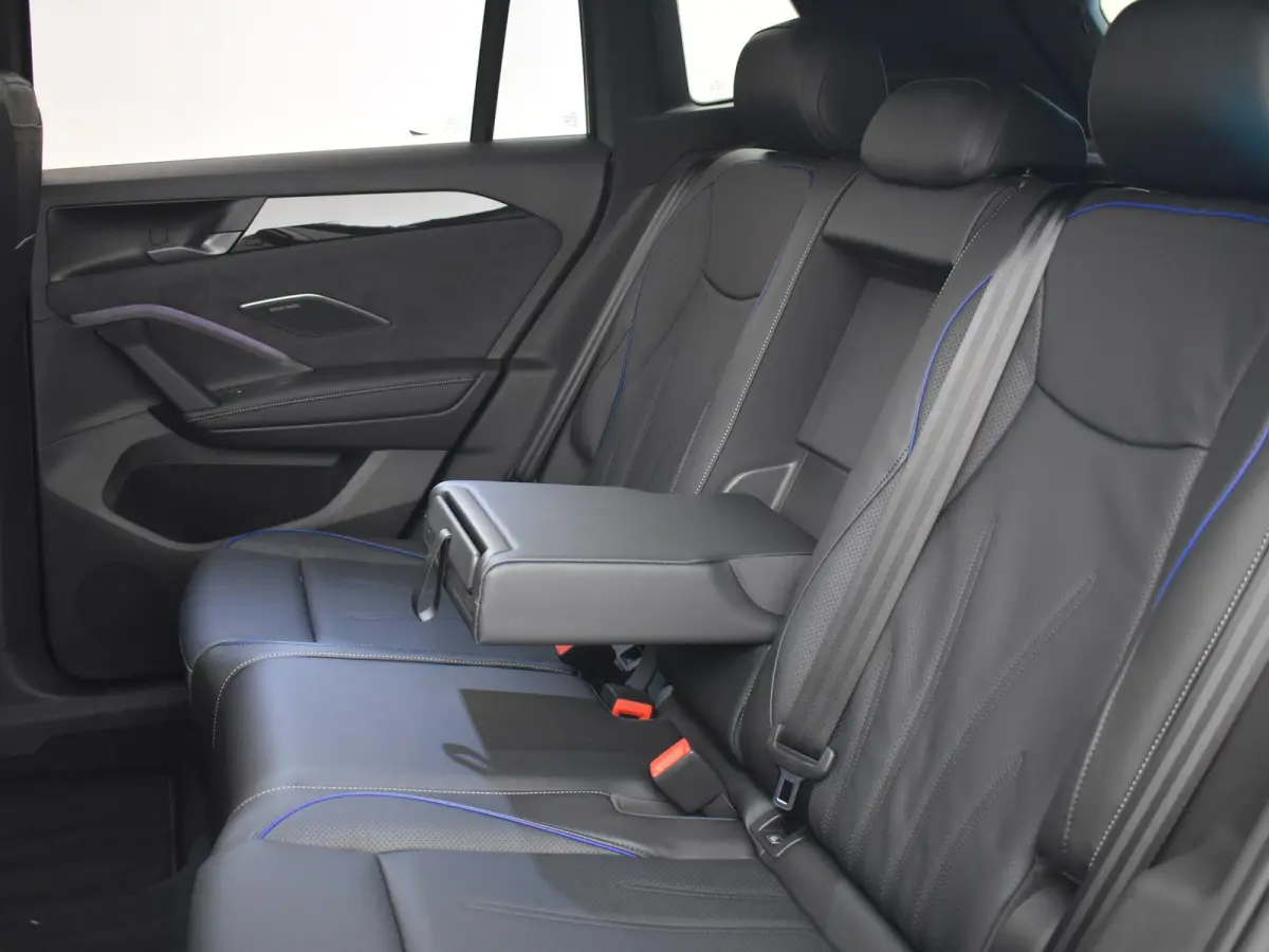 R-Line Edition - eHybrid | 'App-Connect' draadloze smartphone integratie | Automatische afstandsregeling (Adaptive Cruise Control) | Diefstalalarm