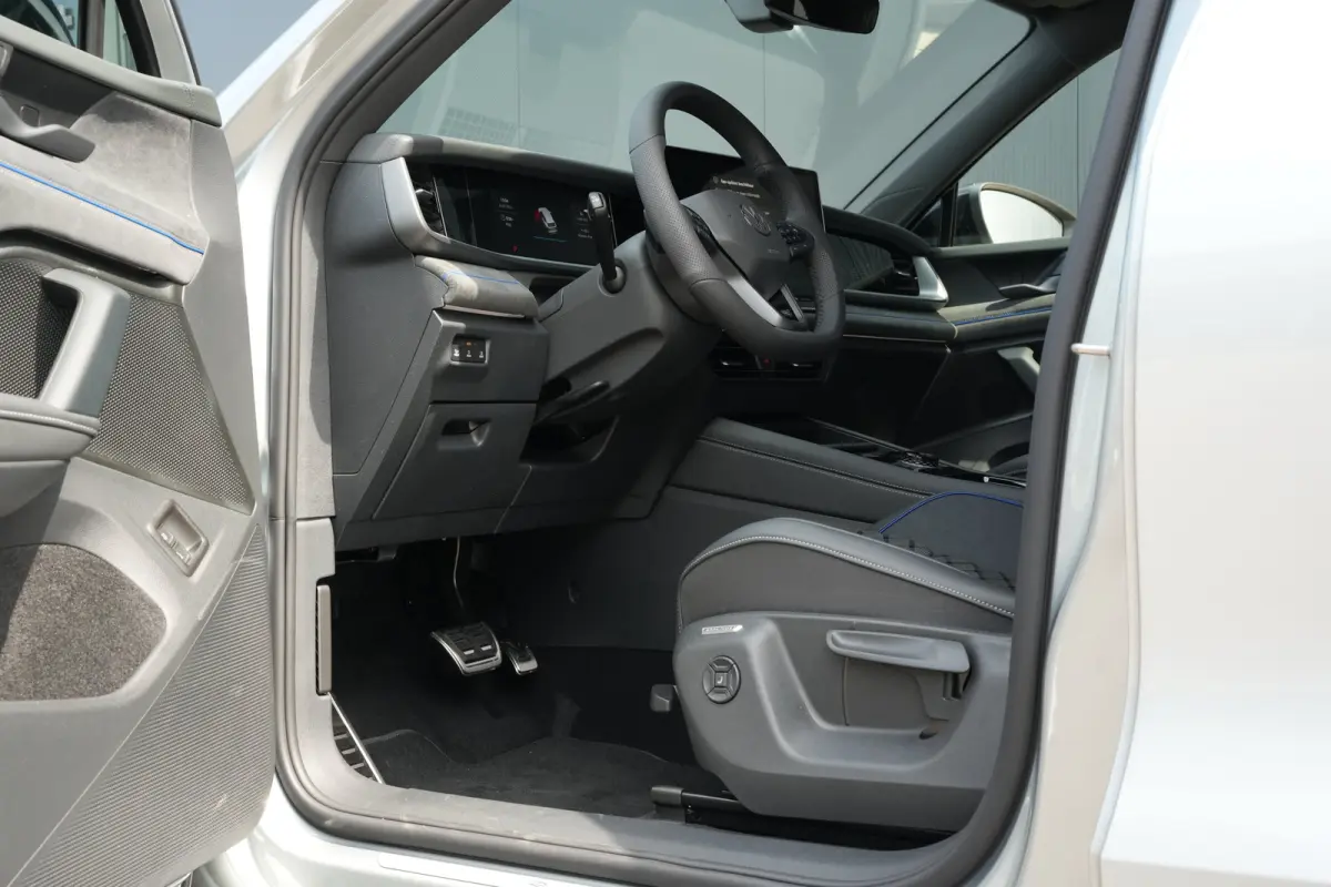 R-Line Edition | 'App-Connect' draadloze smartphone integratie | Automatische afstandsregeling (Adaptive Cruise Control) | Black Style Pakket