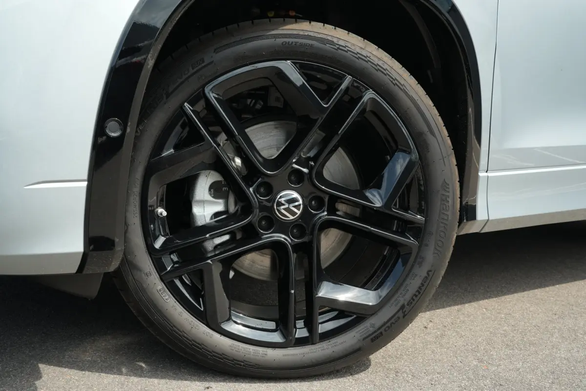 R-Line Edition | 'App-Connect' draadloze smartphone integratie | Automatische afstandsregeling (Adaptive Cruise Control) | Black Style Pakket