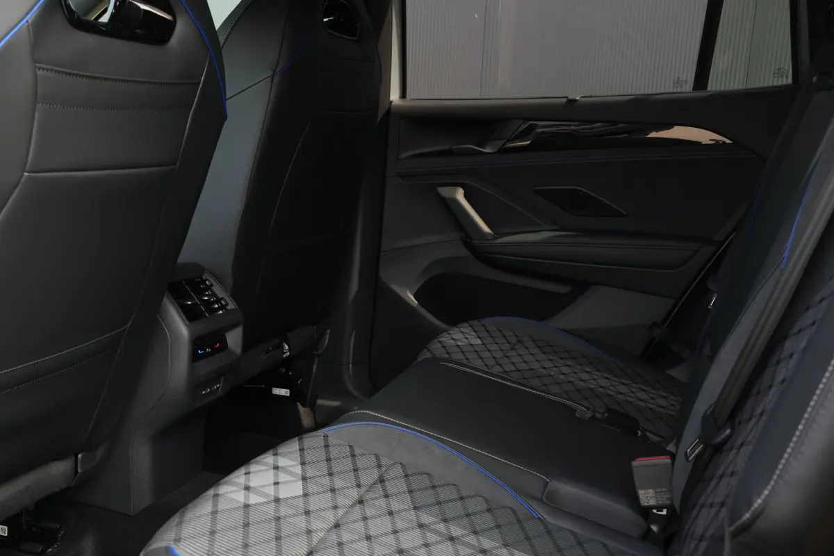 R-Line Edition | 'App-Connect' draadloze smartphone integratie | Automatische afstandsregeling (Adaptive Cruise Control) | Black Style Pakket