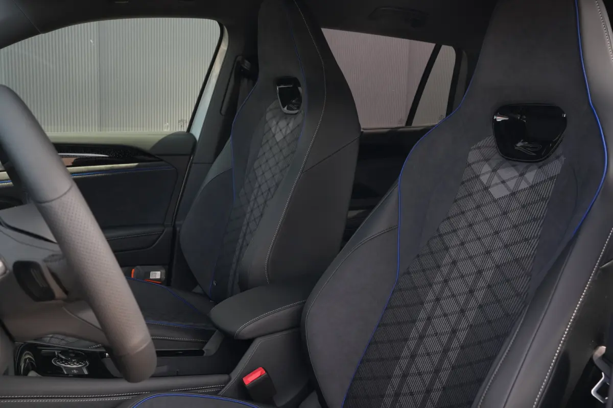 R-Line Edition | 'App-Connect' draadloze smartphone integratie | Automatische afstandsregeling (Adaptive Cruise Control) | Black Style Pakket