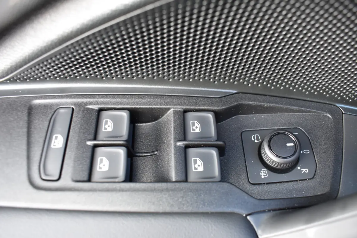 Life Edition - eHybrid | 'App-Connect' draadloze smartphone integratie | Automatische afstandsregeling (Adaptive Cruise Control) | Diefstalalarm