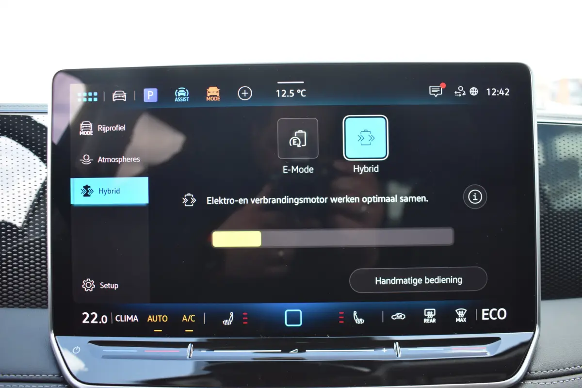 Life Edition - eHybrid | 'App-Connect' draadloze smartphone integratie | Automatische afstandsregeling (Adaptive Cruise Control) | Diefstalalarm